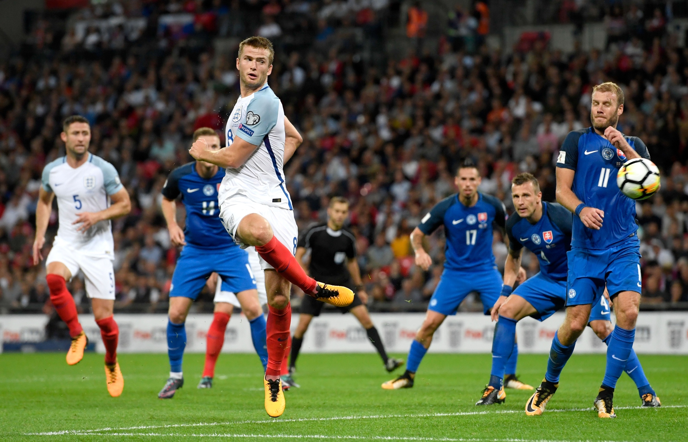 记者问批评球员是否担心更衣室反对，穆帅：你爸对你永远都很好？